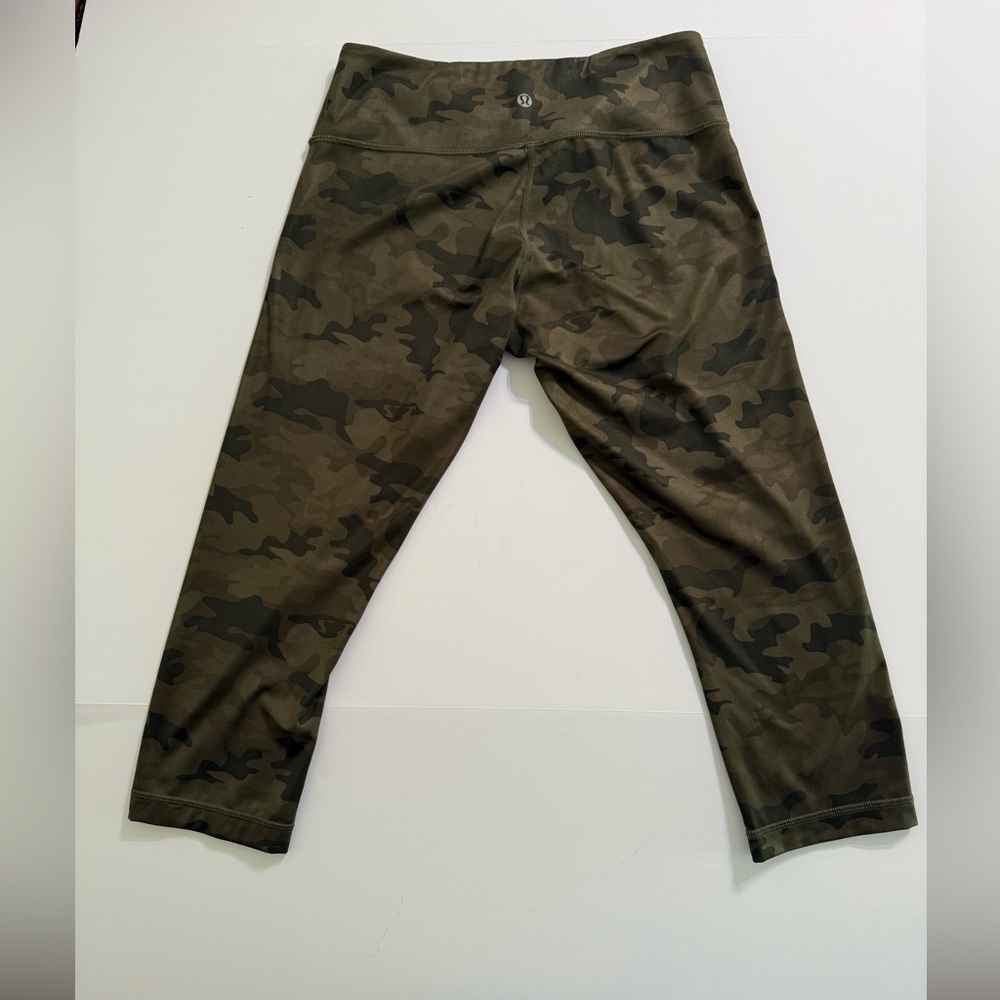 Lululemon athletica Capri Leggings Women’s Savasana Green Camo Size 8 - Picture 4 of 9